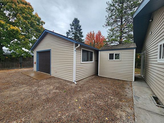 5th image of 1215 Hillcrest Dr