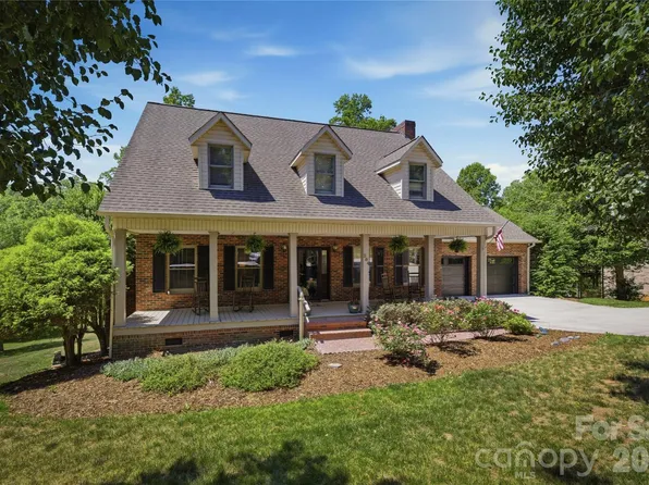 204 Constitution Dr, Morganton, NC 28655