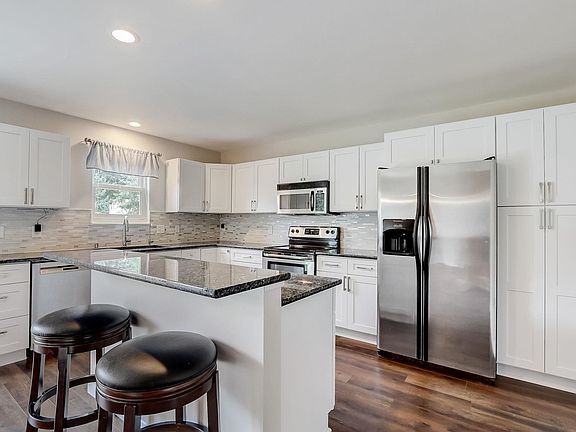 3rd image of 8816 Hollybush Ln