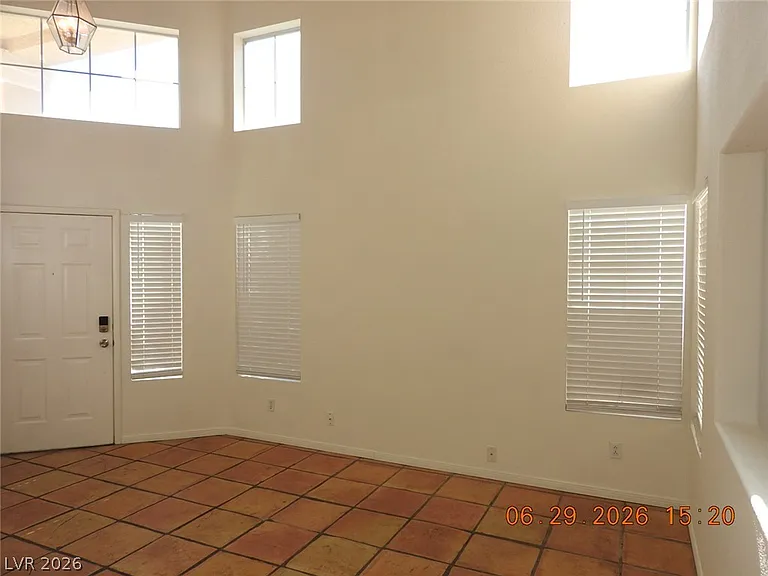 742 Endicott Ct — Photo 6