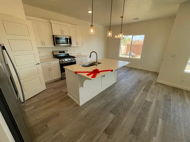 1396 E White Hollow Ln — Photo 2
