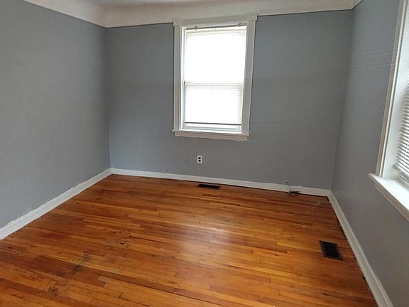 5th image of 22028 Maple St
