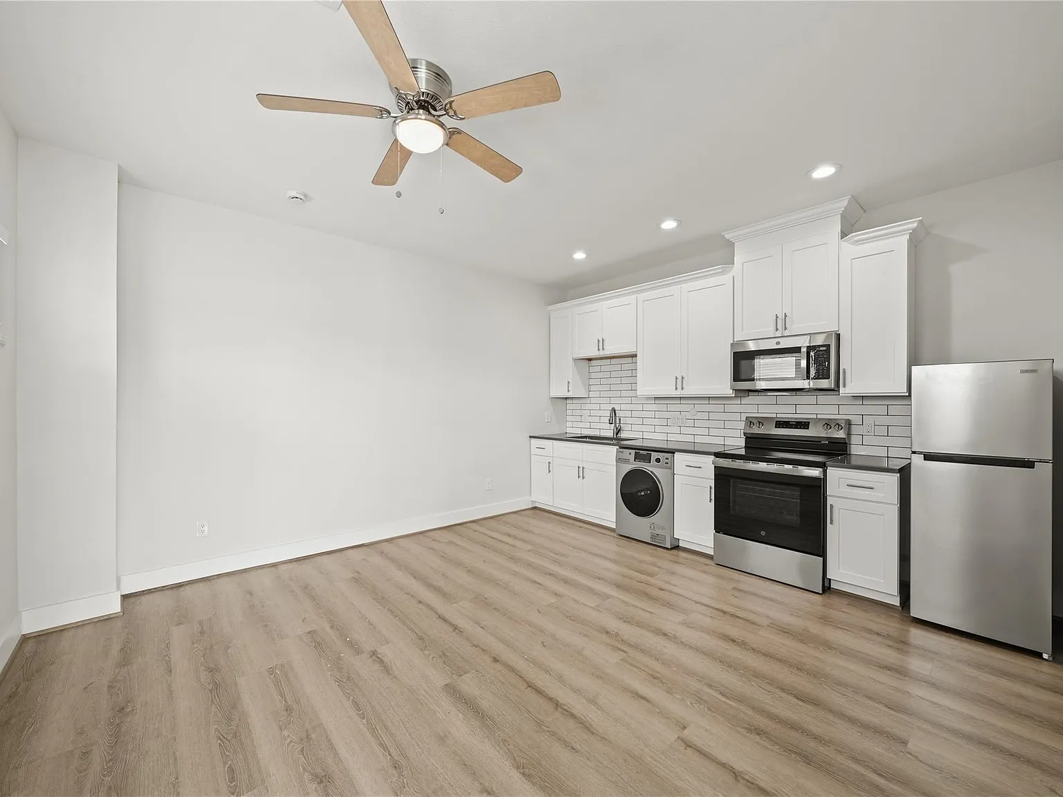 Studio, 1.5 bath, 500 sqft, $1,100 — Photo 2