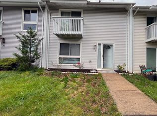 22 Howard Pl, Sterling, VA 20164
