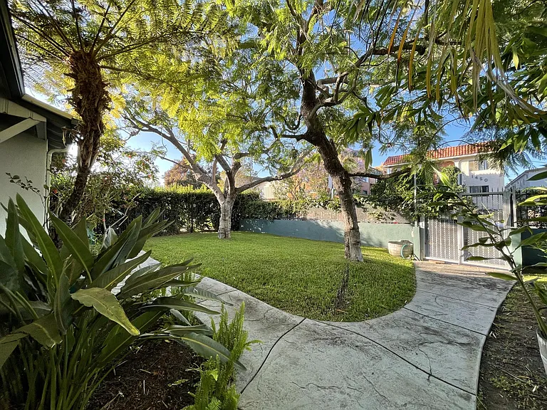 1453 Centinela Ave — Photo 2
