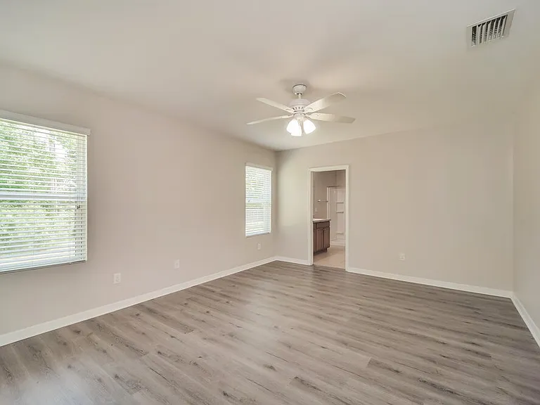 627 SW 27th Ter — Photo 10