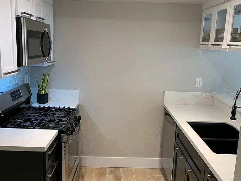642 W. Maple Ave. Apts. — Photo 8