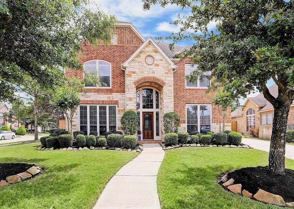 Located in the beautiful community of Cinco Ranch and zoned to award winning Seven Lakes Junior and Seven Lakes Senior High Schools.