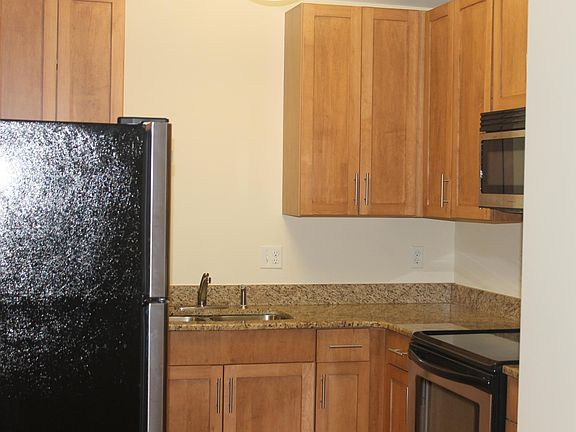 5th image of 1723 Summit Ave APT 205