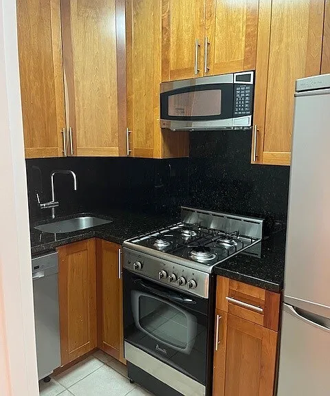 77 W 15th St #402 — Photo 5