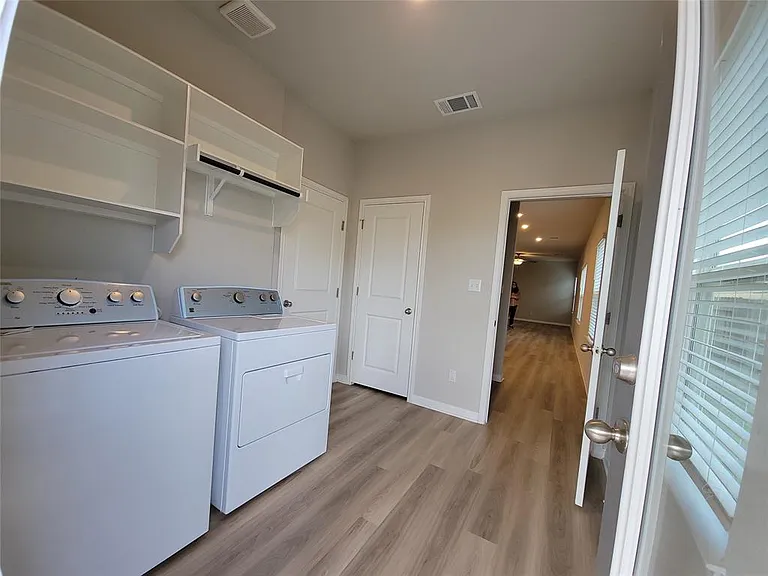 908 Main St — Photo 14