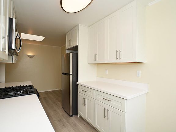 4th image of 889 37th Ave