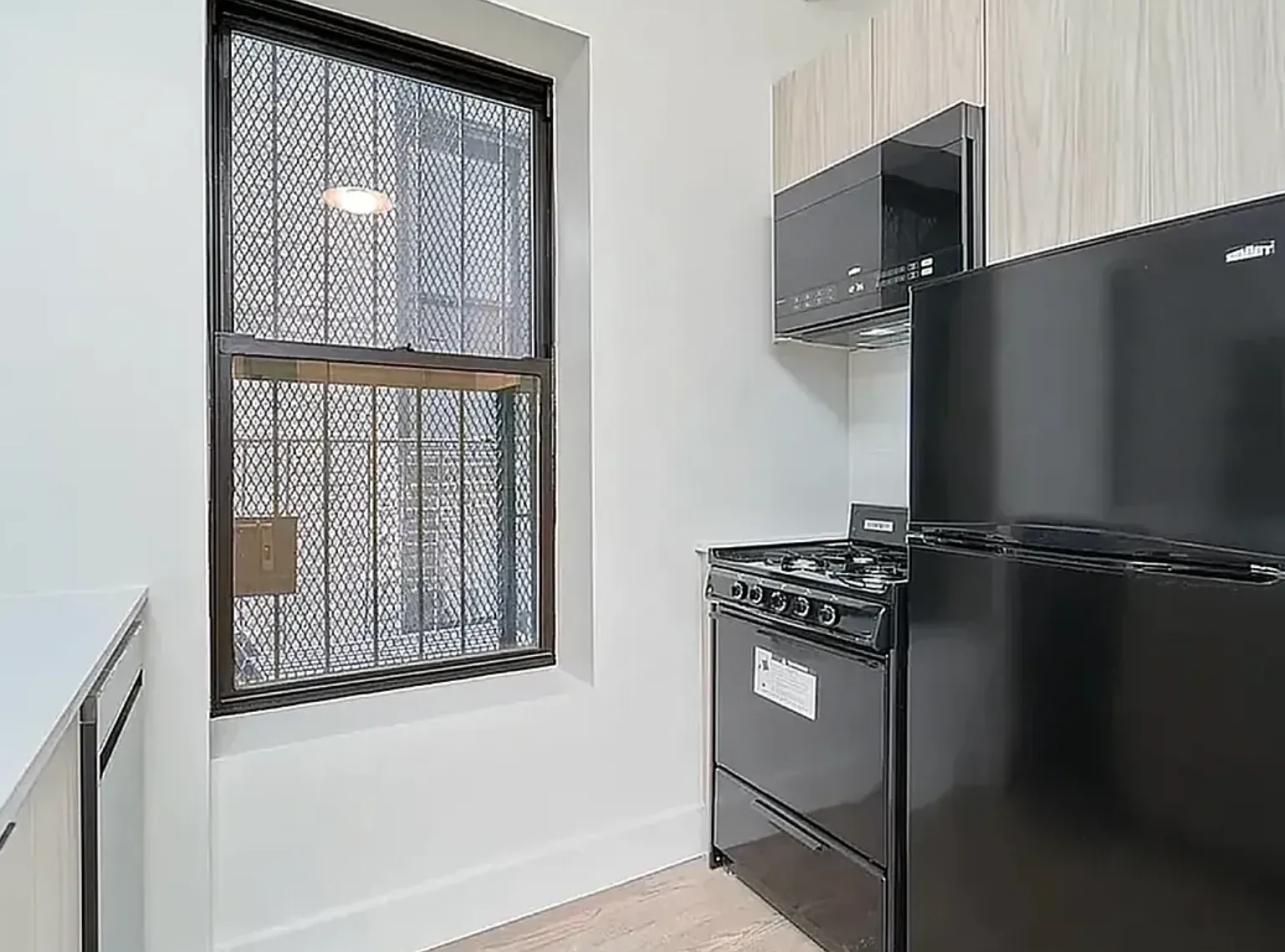 208 East 6th Street — Photo 4