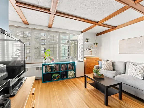 1975 Pendrell St #304, Vancouver, BC V6G 1T6