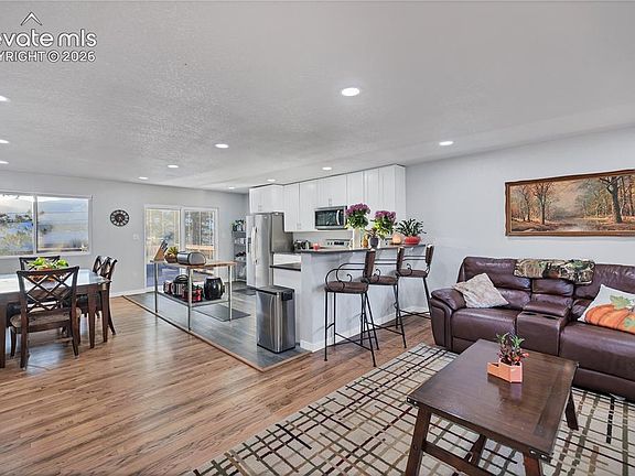 3rd image of 6832 Prince Dr
