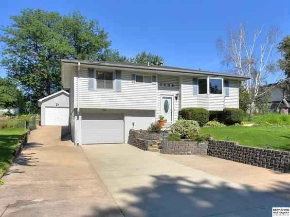 7306 Elm Dr, La Vista, NE 68128
