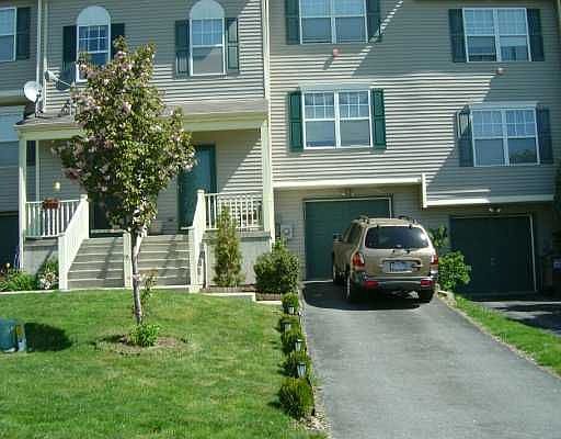 BEAUTIFUL 3 LEVEL TOWNHOME!