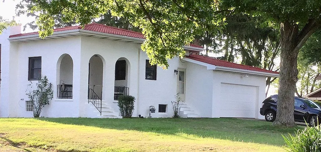 1072 N Main St photo 1