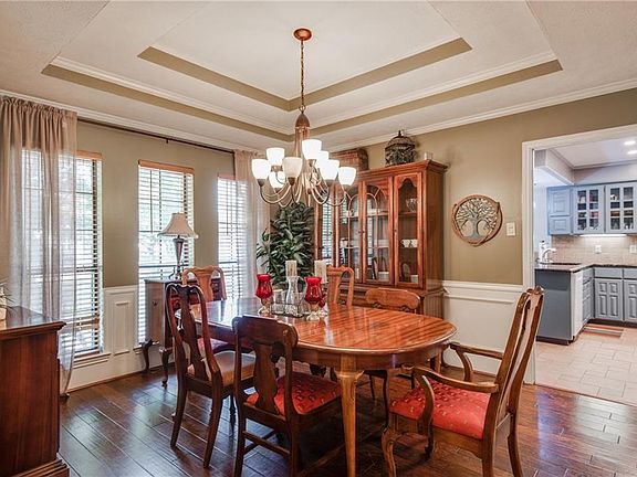 5th image of 411 Victorian Dr