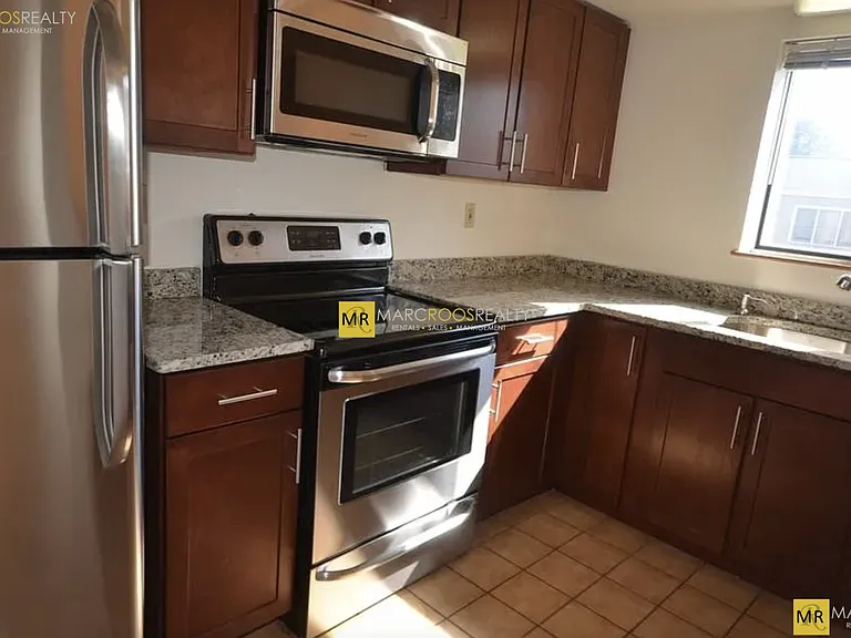 347 Franklin St — Photo 3