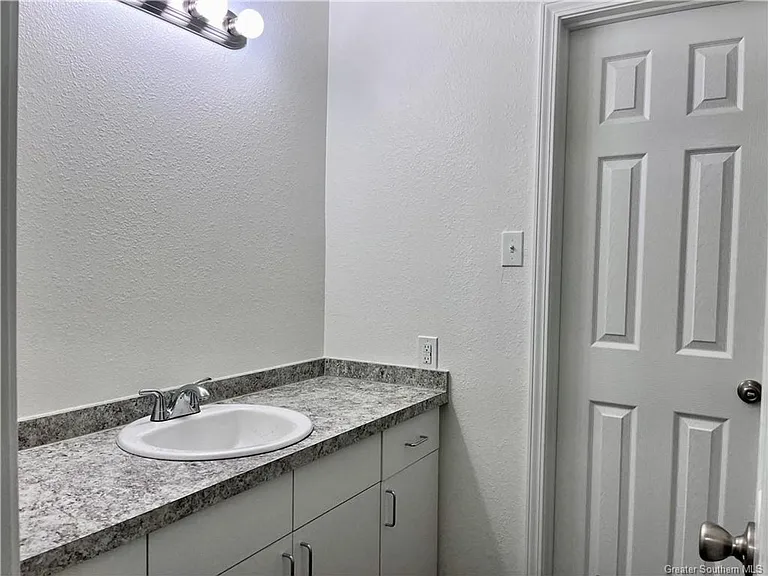1020 W McNeese St #13F — Photo 7