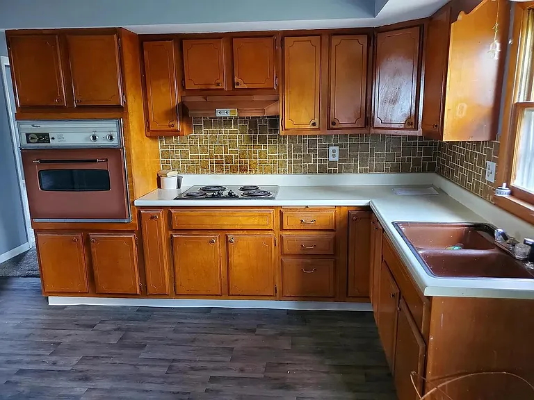 112 W Summitville St — Photo 2