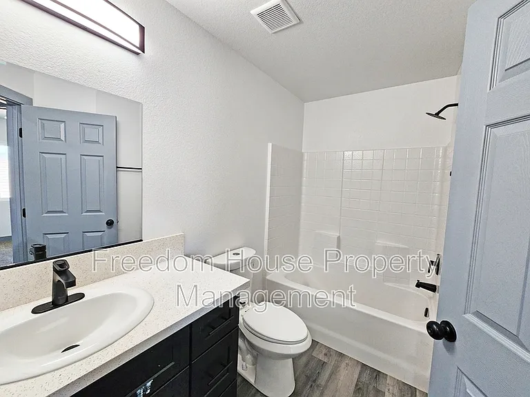 384 Erin St — Photo 23