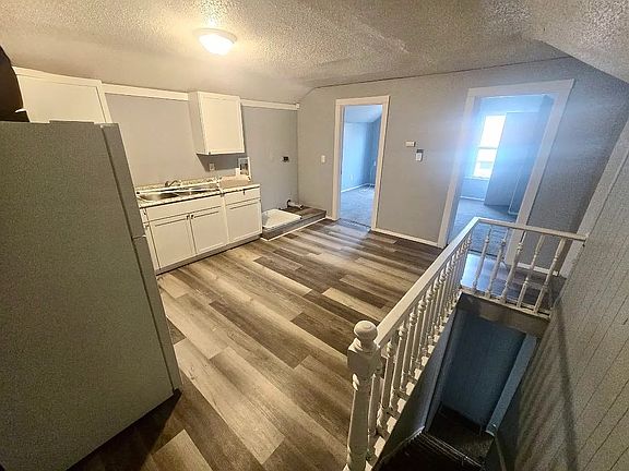 4th image of 28 Christie St #2B