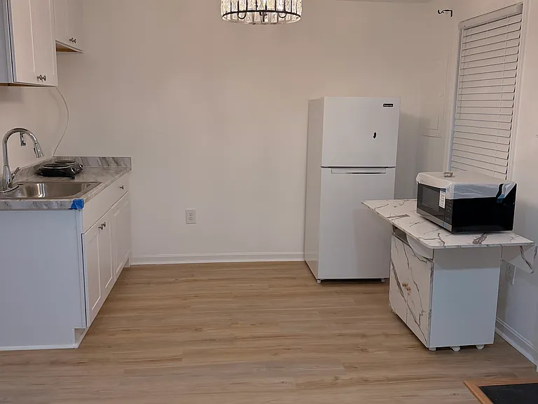 4102 Hampstead Ln — Photo 2