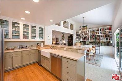 5th image of 528 Lombard Ave