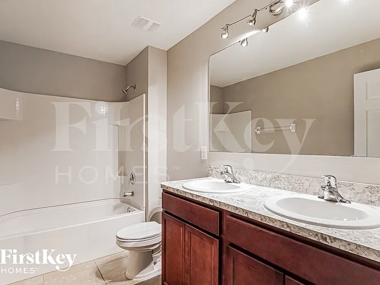 924 Ambergate St — Photo 12
