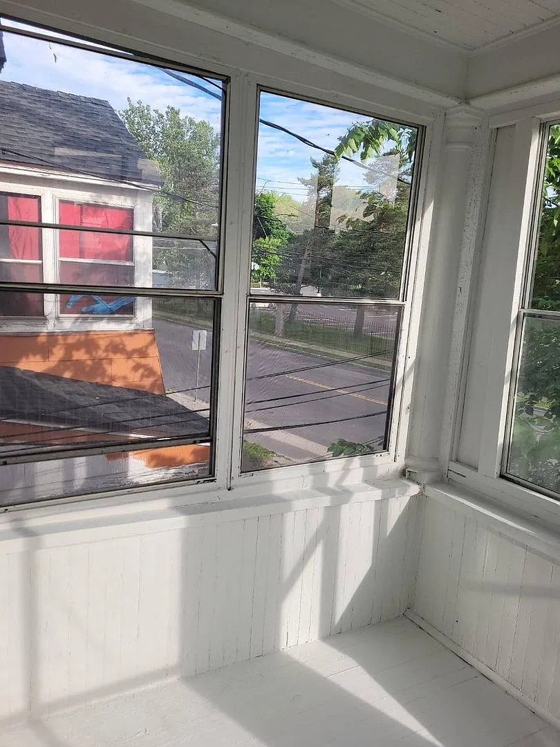 Large remodeled 4 bedroom with off street parking available — Photo 1