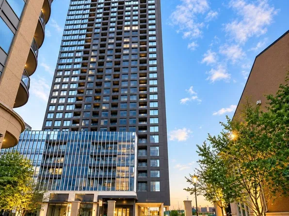 395 Square One Dr, Mississauga, ON
