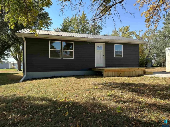 541 N East Ave, Canistota, SD 57012