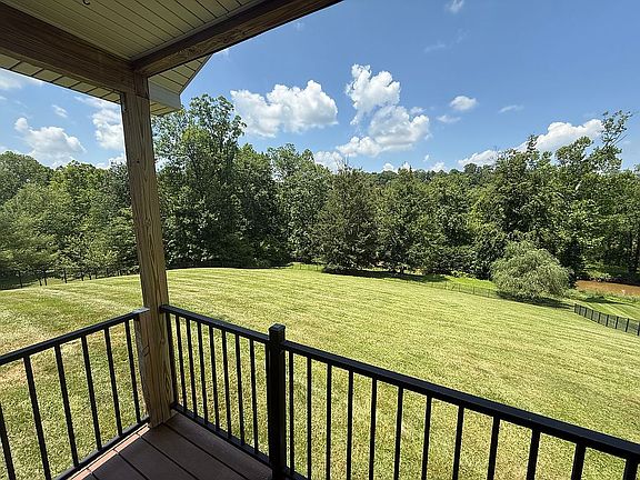 3rd image of 226 Greenbrier Ln