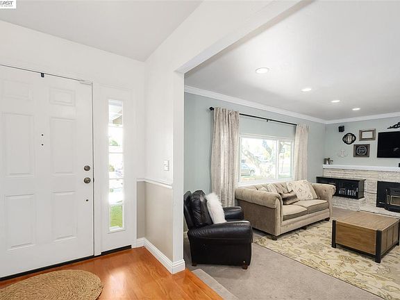 3rd image of 689 Mojave Ave