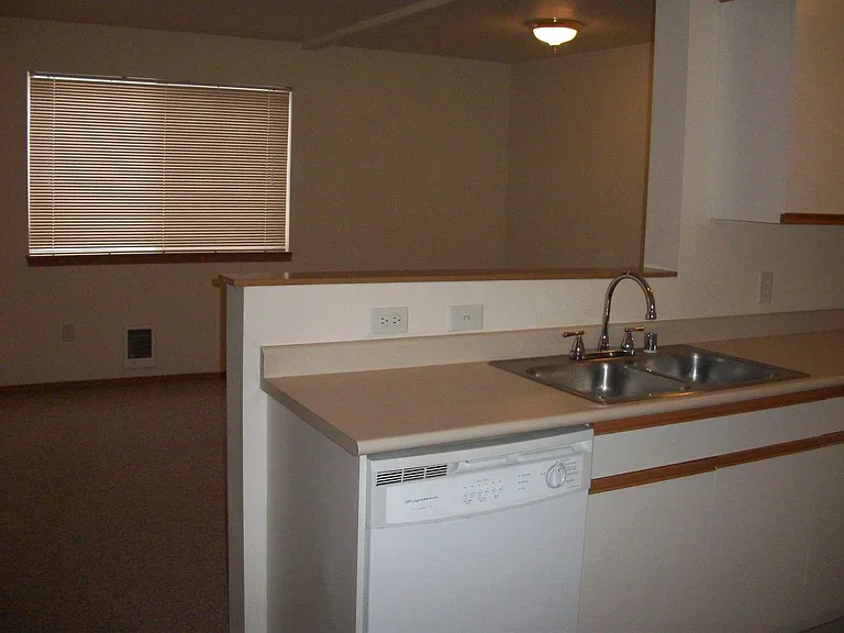 Wolf Glen Apartments — Photo 12