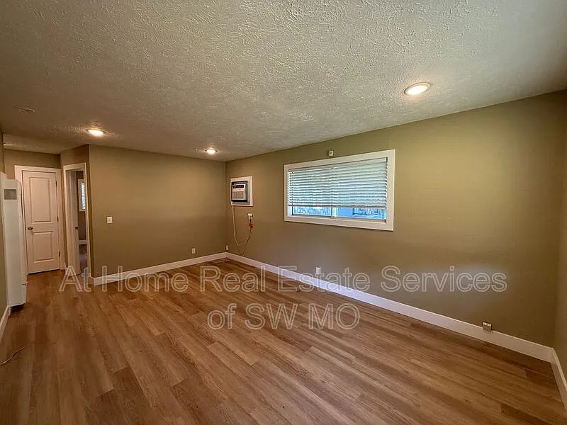 2 bed, 1.0 bath, 780 sqft, $1,200 — Photo 2