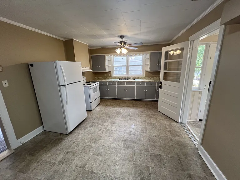 323 Lee St — Photo 20