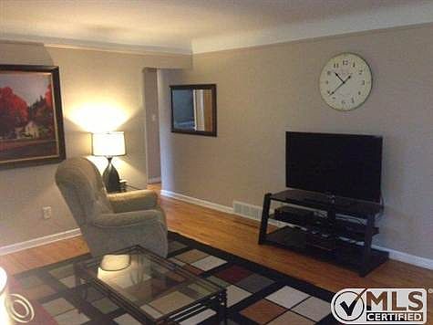 4th image of 30504 Rush St