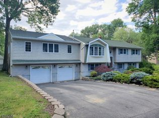 10 Blueberry Ln, Stockholm, NJ 07460