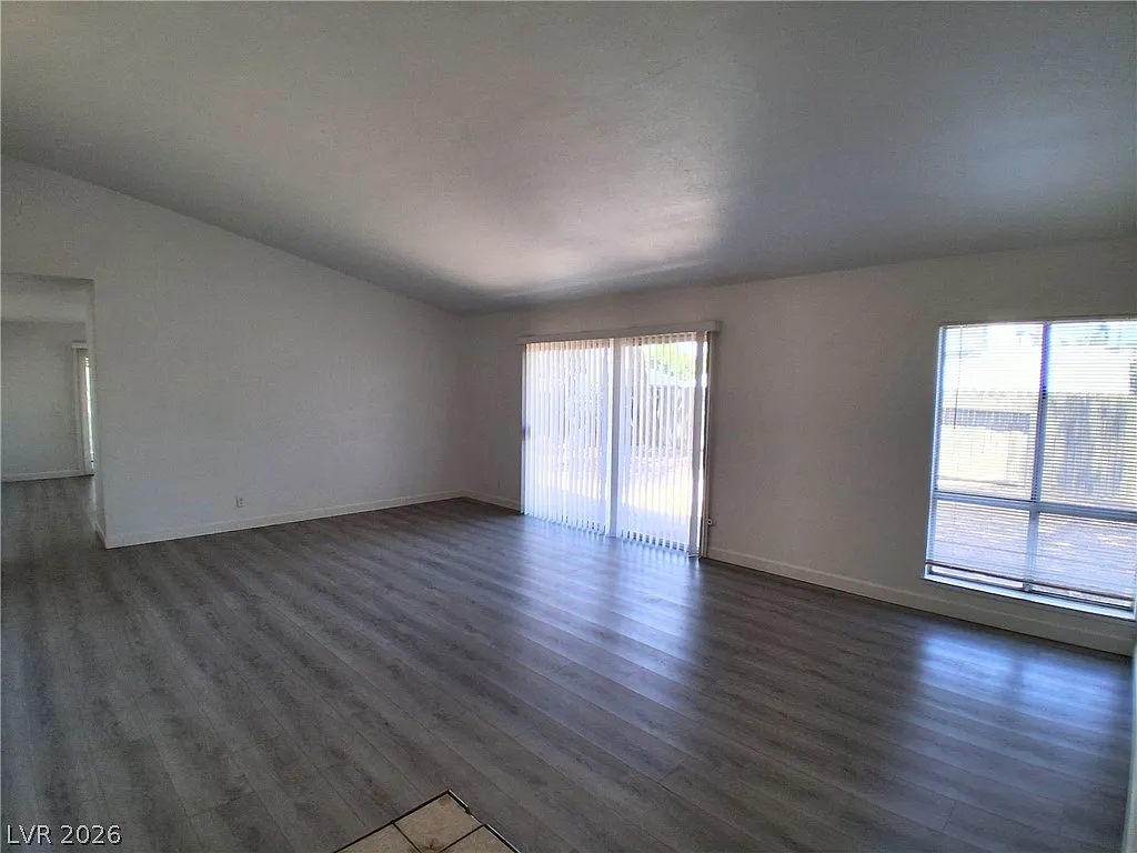 3 bed, 2.0 bath, 1487 sqft, $1,951 — Photo 2