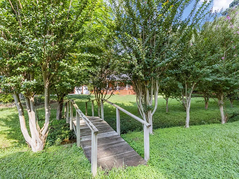 114 Fisher Dr — Photo 9
