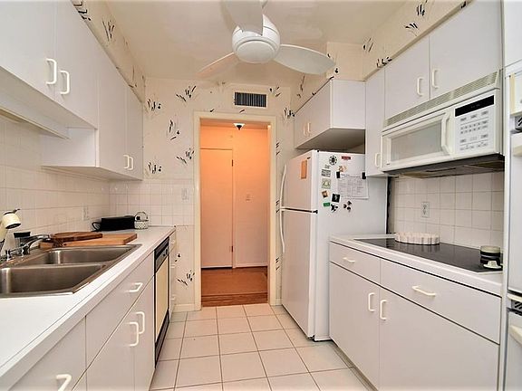 3rd image of 22655 Chagrin Blvd APT 412