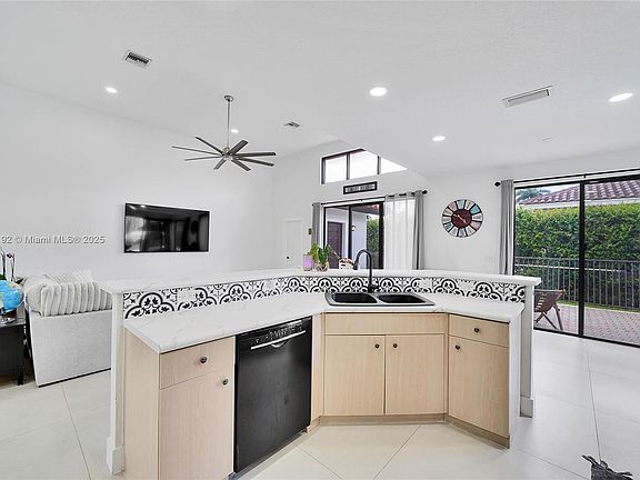 3rd image of 500-5 Cypress Pointe Dr E