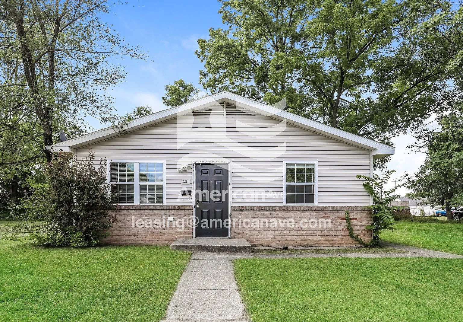 3 bed, 1.0 bath, 936 sqft, $1,060 — Photo 1