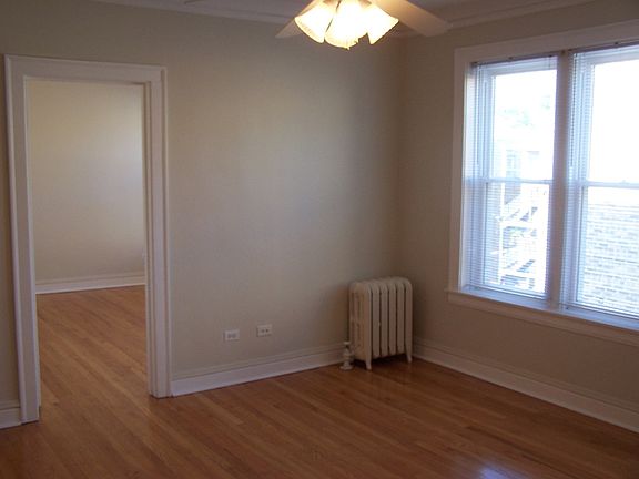3rd image of 1909 W Winnemac Ave APT 2