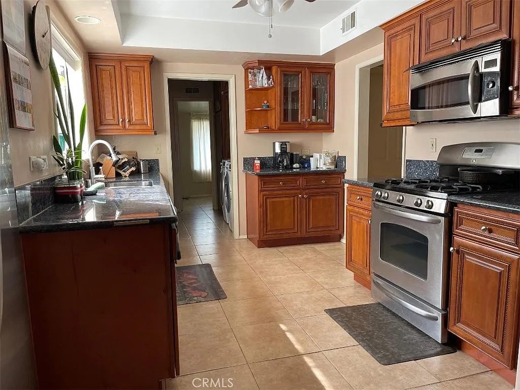 4 bed, 2157 sqft, $5,500 — Photo 2