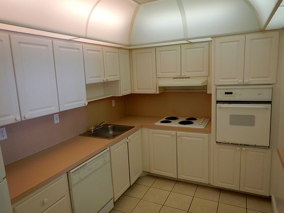 4th image of 19370 Collins Ave APT 924