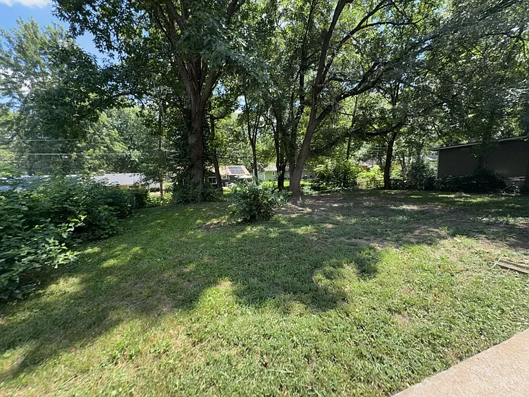 10805 Bennington Ave — Photo 17